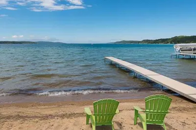 Image de 2br Cozy Cabin Crystal Lake private beach 15 to min Crystal Mtn. Ez ice fishing