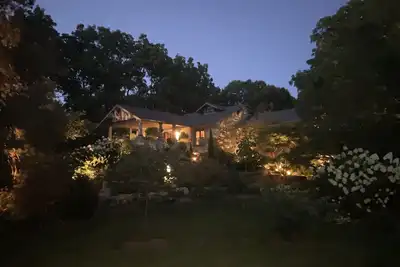 Image de Suite nestled in a garden beside a 13 acre park in the heart of the city.