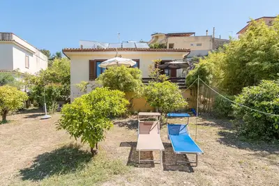 Image de Villa \"Casa del Limoneto di Corrado Fronte\" avec Wi-Fi, climatisation et jardin