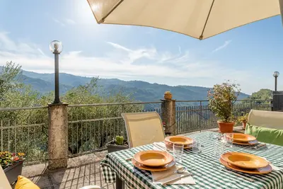 Image de Appartement \"Il Belvedere sulla Valle House\" avec vue montagne, Wi-Fi et terrasse