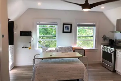 Image de New Remodeled Studio in Oakland's Dimond District