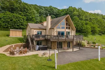 Image de Chalet Alpenglow: Lake Area, Dogs Welcome, Hot Tub, Fire Pit!