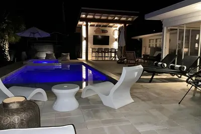 Image de \"Newly Remodeled\" Private Lakefront Bungalow, New Pool Bar, Heated Pool & Hot Tub