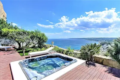 Jacuzzi dans la vieille ville avec jardin vue mer