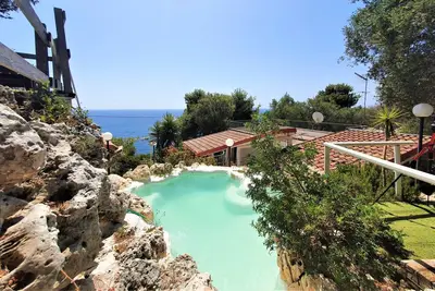 Une perle rare avec piscine chauffée et accès mer