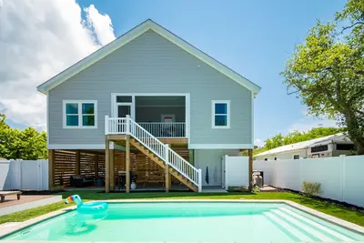 Image de Suga Shack: Spacious Southern Bungalow Within Minutes of Beach and Waterway with