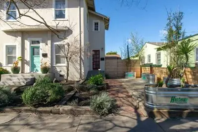Image de Historic House - Two units in one large home -  New West Properties