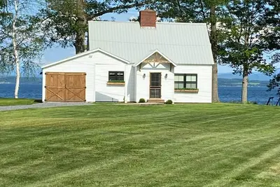 Image de Renovated Farmhouse on Lake Champlain with a Pool!