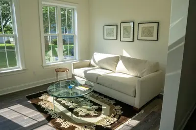 Image de Bright and Airy Townhouse 5 Minutes from the Beach