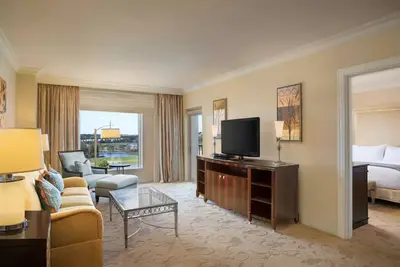 Image de 2 Connecting Suites at a 5⭐️ Hotel