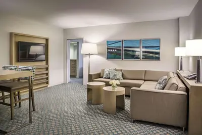 Image de 2 Connecting Suites at a 4⭐️ Hotel