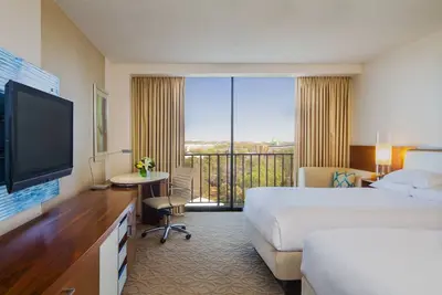 Image de 2 Connecting Suites at a 4⭐️ Hotel