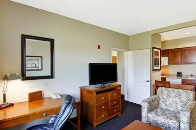Image de 2 Connecting Suites at a  Hotel