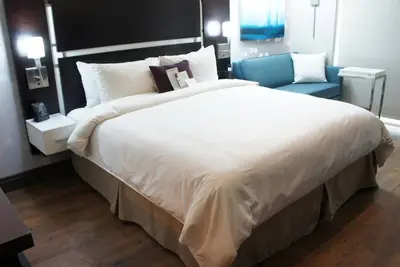 Image de 2 Connecting Suites at a Hotel