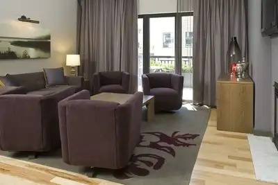 Image de 2 Connecting Suites at a 4⭐️ Hotel