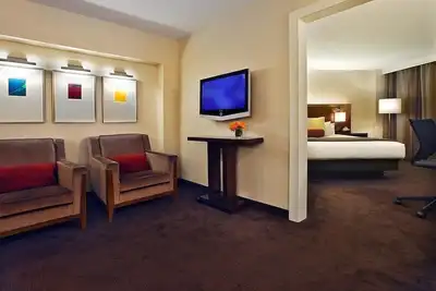 Image de 2 Connecting Suites at a Hotel