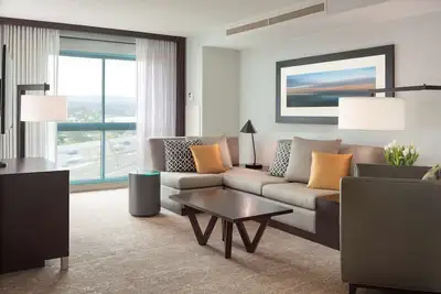 Image de 2 Connecting Suites at a 4⭐️ Hotel