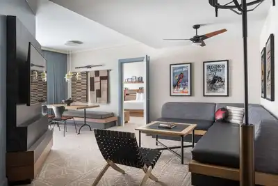 Image de 2 Connecting Suites at a 4⭐️ Hotel
