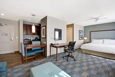 Image de 2 Connecting Suites at a Hotel