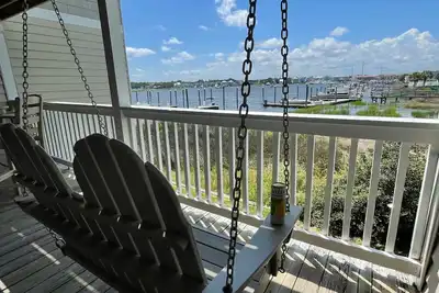 Image de Carolina Family Tides: On the water, boat slip, steps from beach, and Views!
