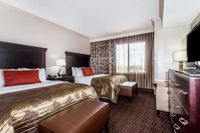 Image de 2 Connecting Suites at a  Hotel