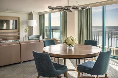 Image de 2 Connecting Suites at a 4⭐️ Hotel