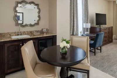 Image de 2 Connecting Suites at a 5⭐️ Hotel