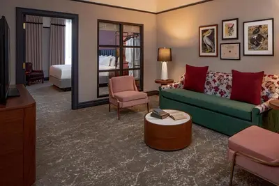 Image de 2 Connecting Suites at a 4⭐️ Hotel
