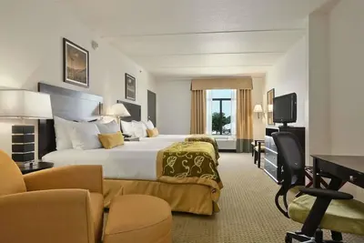 Image de 2 Connecting Suites at a  Hotel