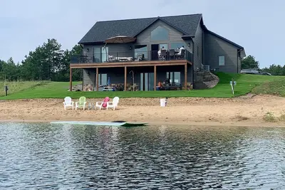 Image de Modern 4 bedroom Lake House on Private Lake near Wi Dells\/Castle Rock Lake