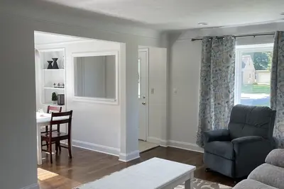 Image de Gorgeous Ranch Home in Beautiful Westlake Ohio- No Cleaning Fee!