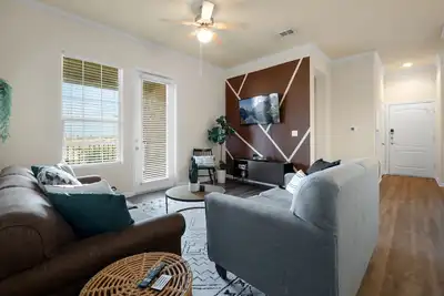 Image de Spacious flat w/hot tub and pool! 10 mi to Downtown! ~22 mi to Dfw Airport
