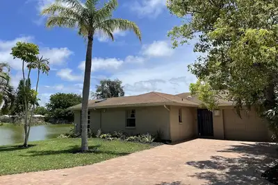 Image de Fabulous Lake View Getaway – 2br 2ba Home Near Siesta Key Beach! Free WiFi.