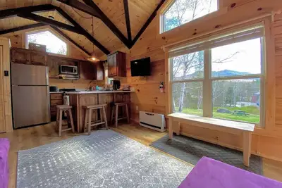 Image de B10 Awesome \"Tiny Home\" A/C, Mountain Views, Minutes to Skiing, Hiking, Attractions, Dog Friendly!