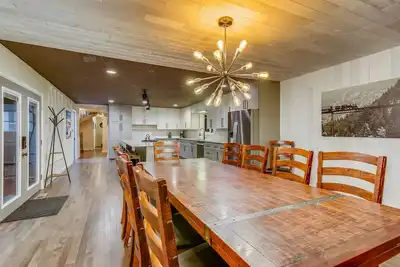 Image de 5 King Beds — Family Fun, Downtown, Gourmet Kitchen, Outdoor Living, Foosball