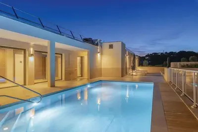 Image de Appart Charmant sur la Côte | Piscine + Sauna!