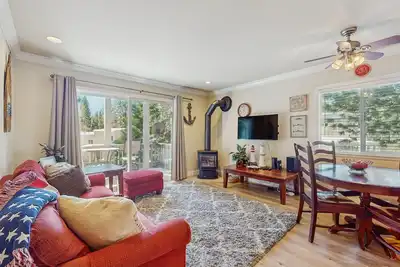 Image de Comfy mountain getaway w/ lake access nearby, private balcony