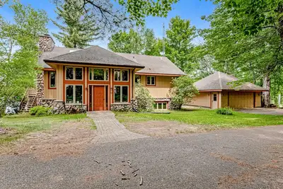 Image de Lakefront, Dog-Friendly Home with Lake View, Dock, Central Ac, & Wood Fireplace
