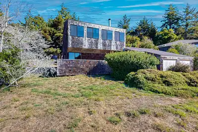 Image de Ocean View Home near Shell Beach w/ Hot Tub, Fireplace, Shared Pool - Dogs Ok