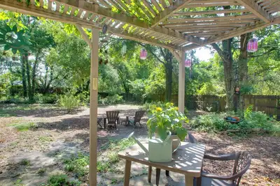 Image de Quiet Retreat w/ Fire Pit ~ 4 Miles to Pensacola!