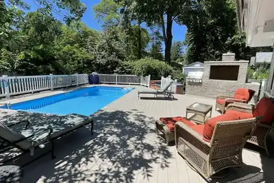 Image de Private heated pool hot tub large deck blocks to Berrien beach