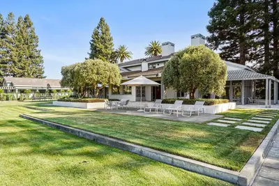 Image de House in Oakville, Ca with Lap Pool, Outdoor Entertaining Space & Tennis Court