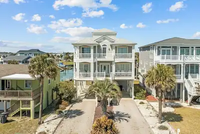 Image de 5 bedrooms, 4 bathrooms, 2nd Row Home w/ Heated Pool!