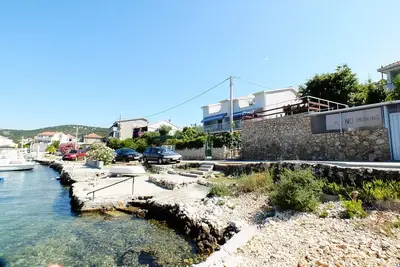 Appartement de deux chambres prés de la plage Vinisce, Trogir (A-19014-a)