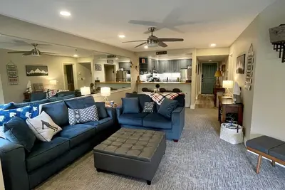 Image de Ski in\/ski out condo at base of Stratton village
