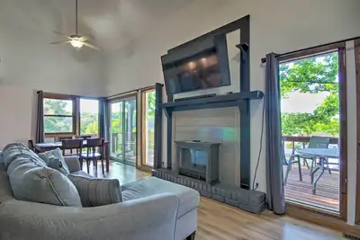 Image de Stylish Eldon Home w\/ Grill: 1 Mile to Lake!