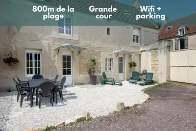 Image de L'escalier rouge - Maison rénovée avec cour