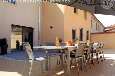 Image de Gîte lumineux avec jardin, jacuzzi, et équipements modernes, idéal pour séjours en famille ou entre amis