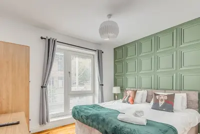 Image de Luxury City Centre Apartment w/ Balcony & Parking