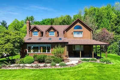 Image de Beautiful Log House with Hot tub and Fire Pit
